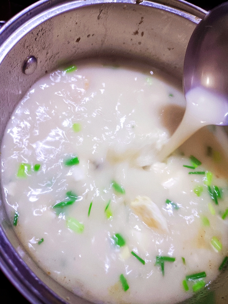 巨鲜奶白鲫鱼豆腐汤