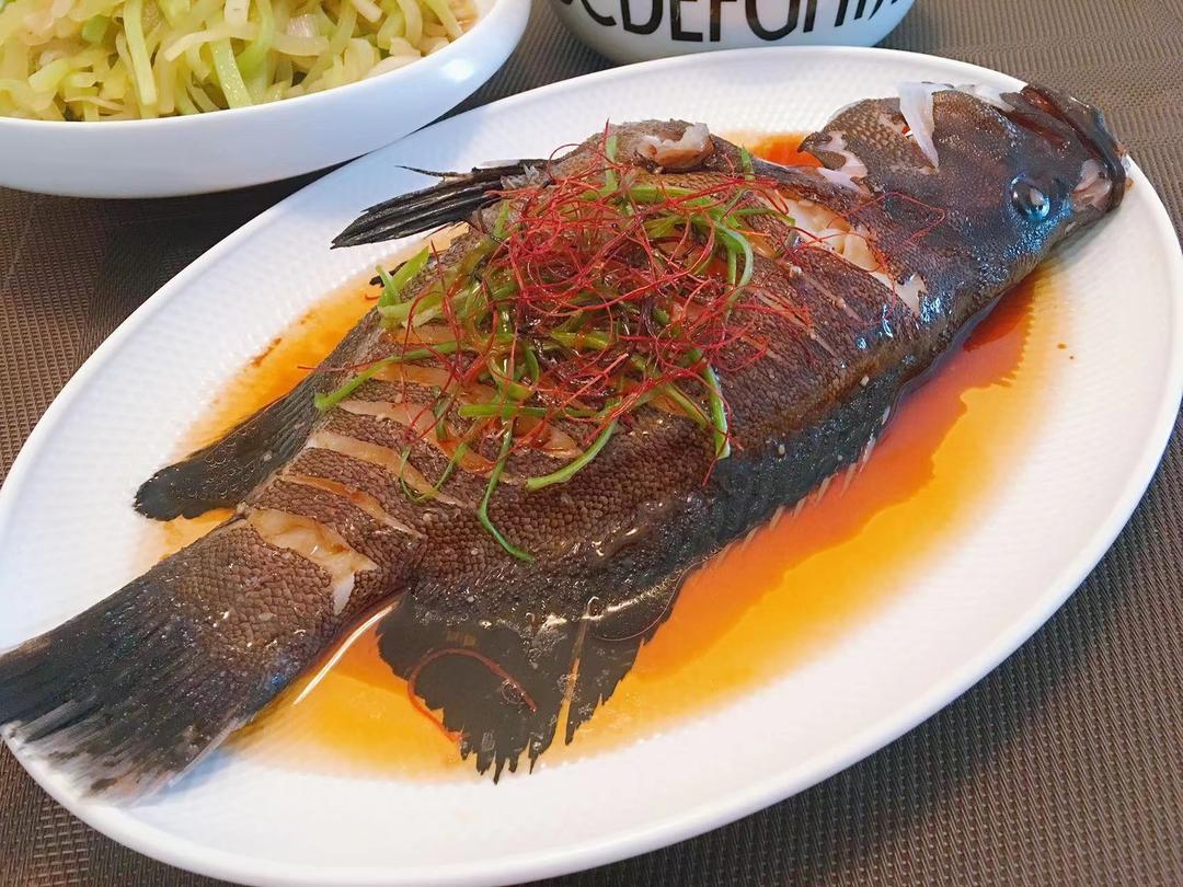 适量 葱丝 适量 红椒丝 适量 蒸鱼豉油 适量 食用油 适量 清蒸黑瓜子