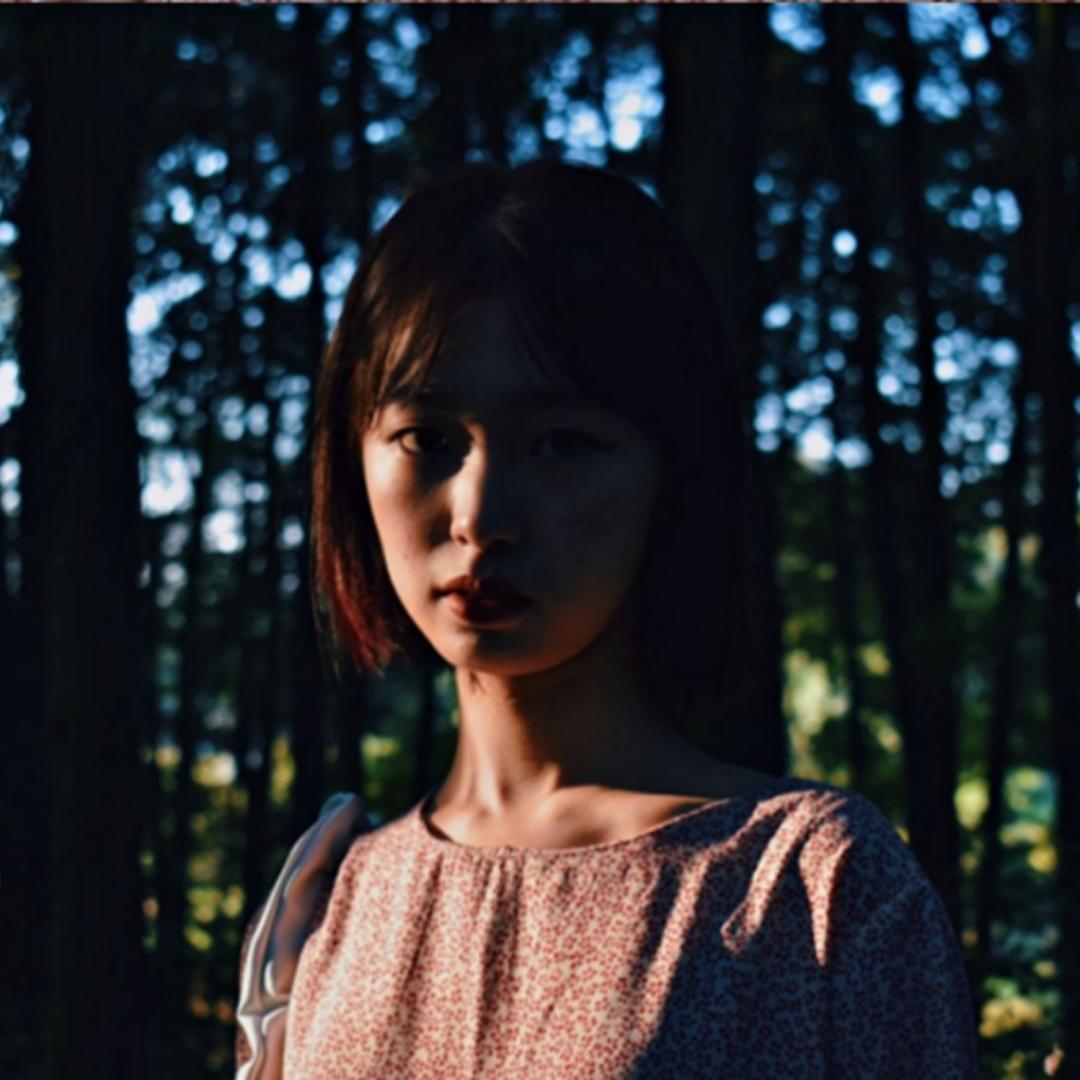 心灵手巧的漂亮女孩