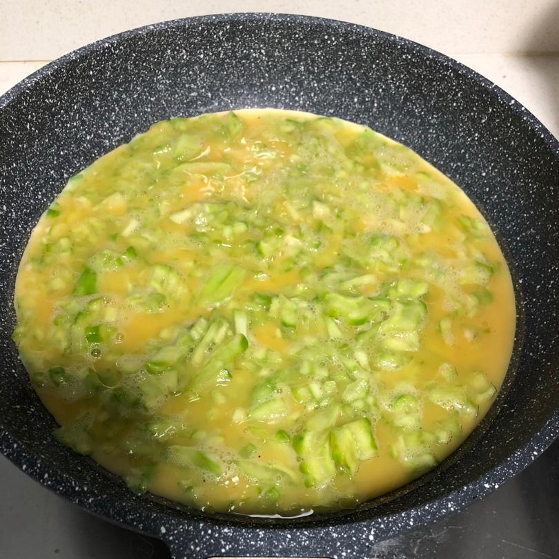 今晚吃什么—清热解暑苦瓜烘蛋