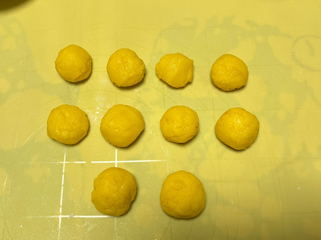 松软香甜的奶黄包，很快就可以搞定。