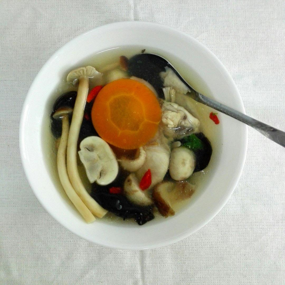 蘑菇木耳鸡汤