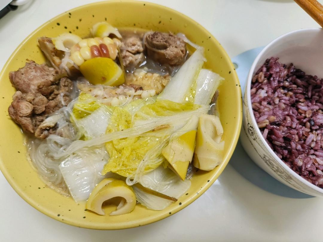 连吃三碗的玉米山药排骨汤