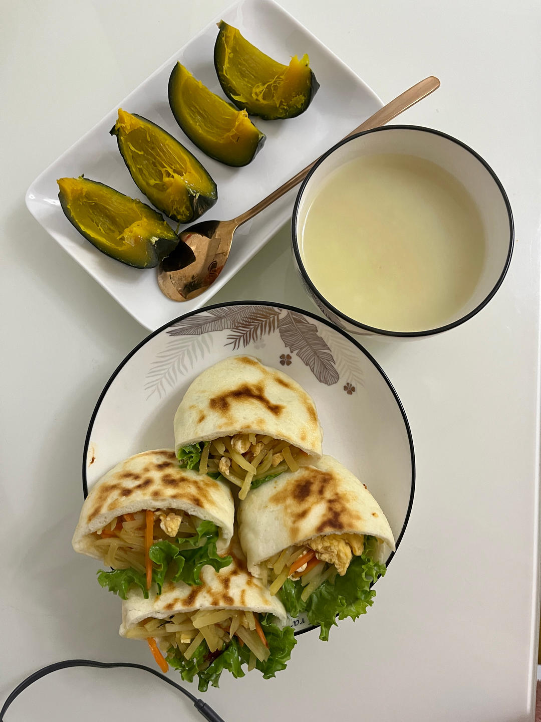 复刻口袋饼  炒土豆丝  炒土豆条    香菜炒牛肉   煎鸡蛋  汤  小炒牛肉  香菜炒鸡蛋  土豆豆腐汤   小炒牛肉