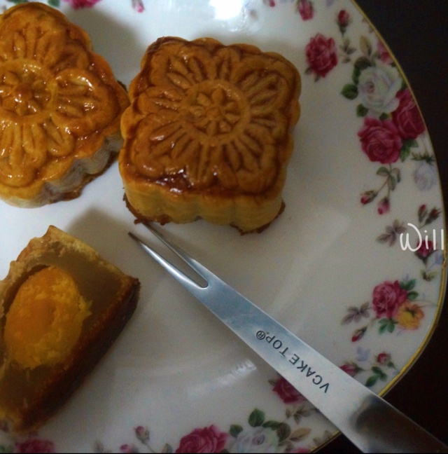 广式蛋黄莲蓉月饼