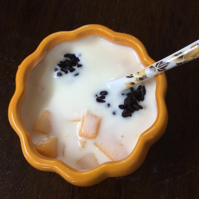 芒果白雪黑糯米甜甜：纯牛奶加菌自制酸奶，黑糯米浸泡4小时以上加冰糖蒸熟，食时芒果切丁放进酸奶，糯米放上去就好吃了。的做法