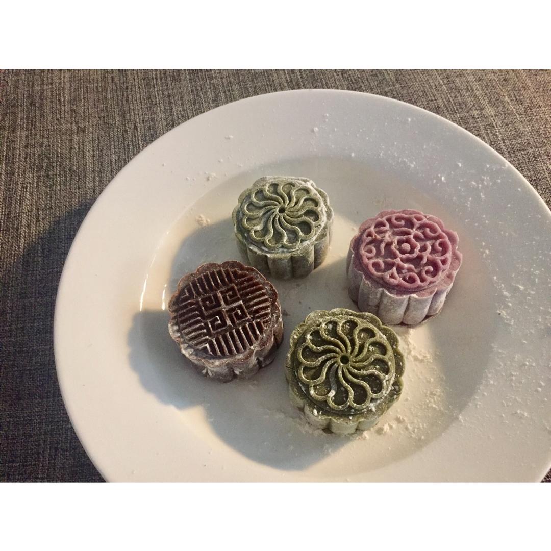绿豆沙蛋黄冰皮月饼