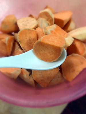 潮州小吃--红薯鹌鹑蛋的做法 步骤1