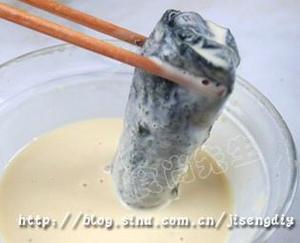 炸鲜虾豆腐紫菜卷的做法 步骤7