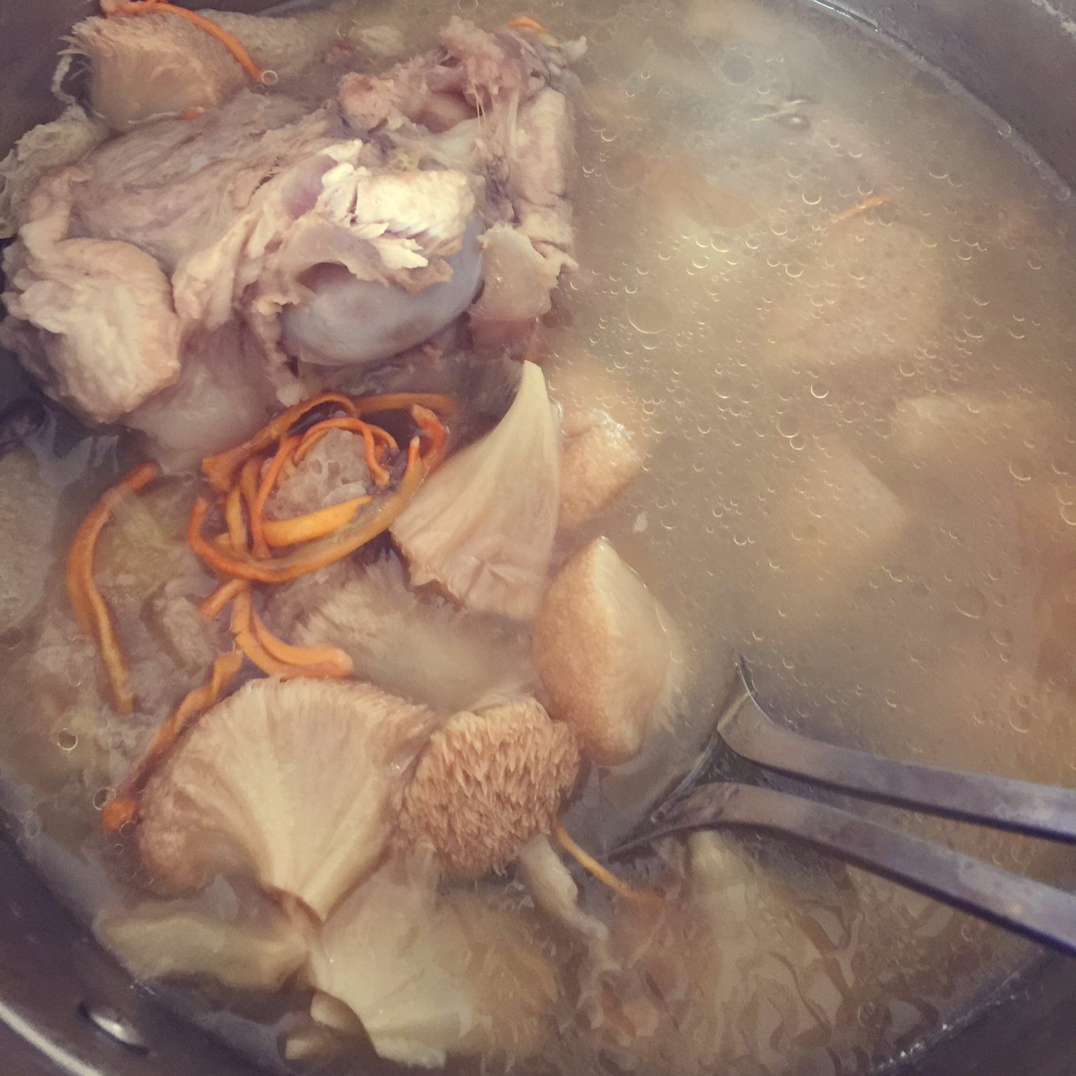 猴头菇虫草花竹荪排骨汤