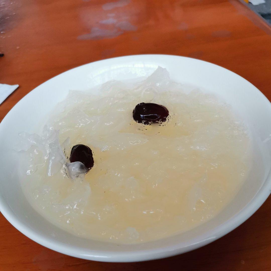 冰糖银耳红枣汤
