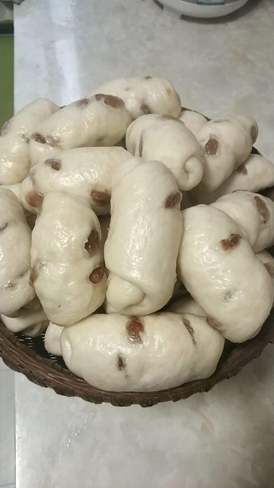 梦新晴做的红糖核桃红枣葡萄干馒头