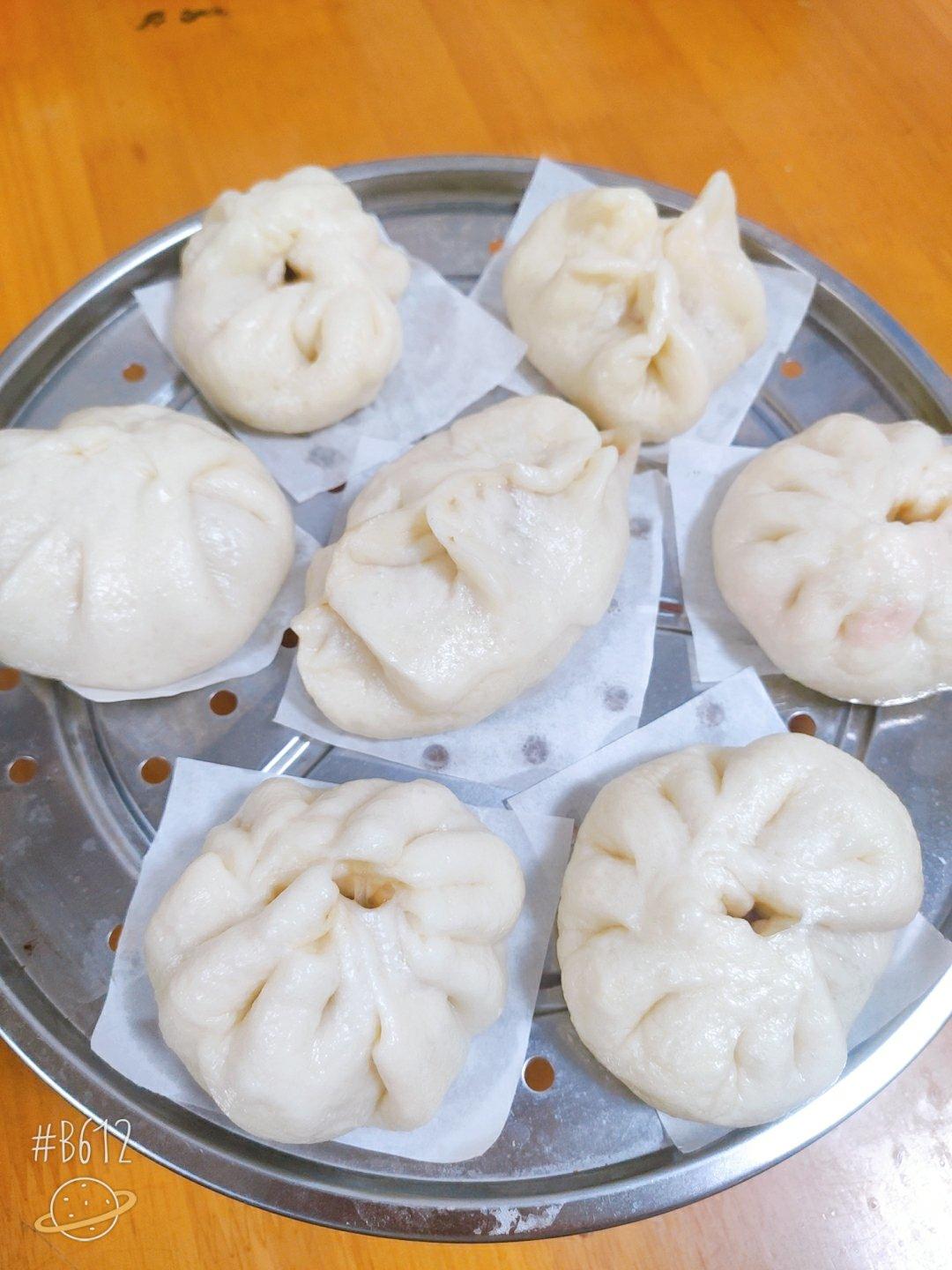 松软多汁的肉包子