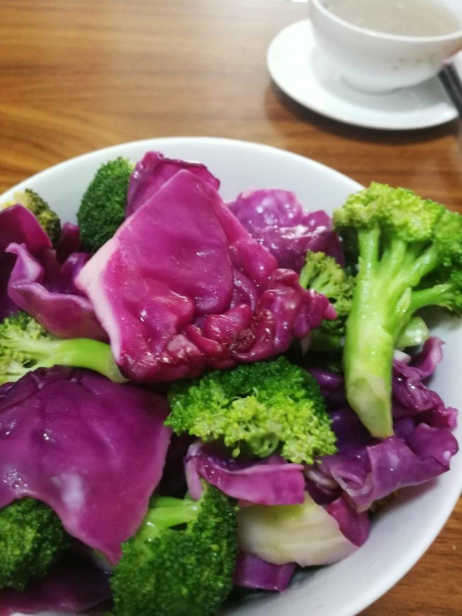 高营养值+高颜值的紫甘蓝炒西兰花