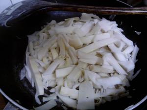 竹笋焖猪肉的做法 步骤3