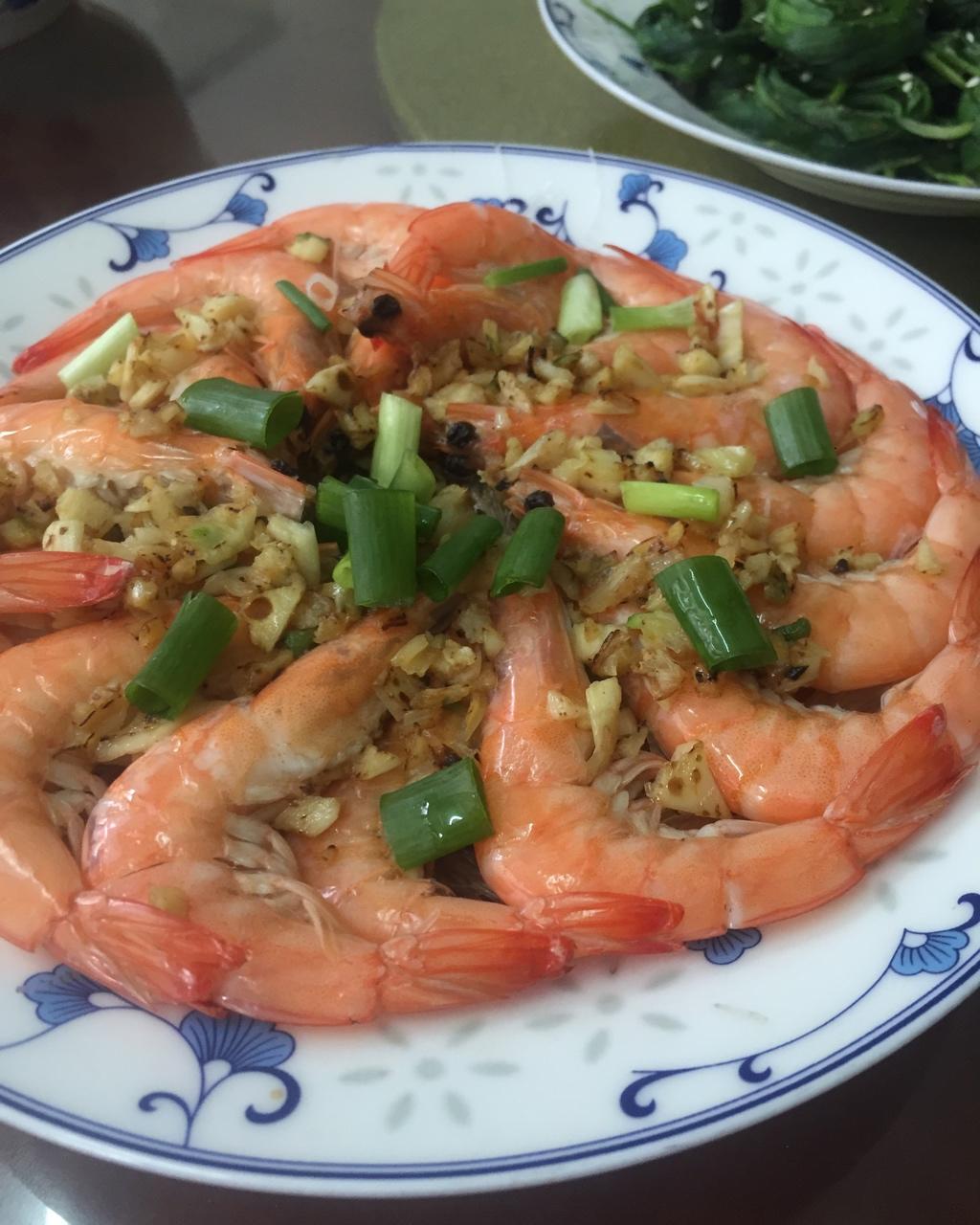 虾最美味的吃法必须是这个——蒜蓉蒸虾（多动图，孔瑶的食谱）