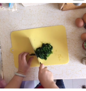 菠菜火腿鸡蛋卷——宝宝爱吃的不一样の鸡蛋卷的做法 步骤2