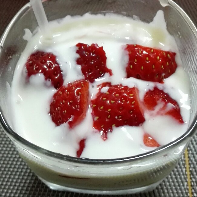 草莓酸奶