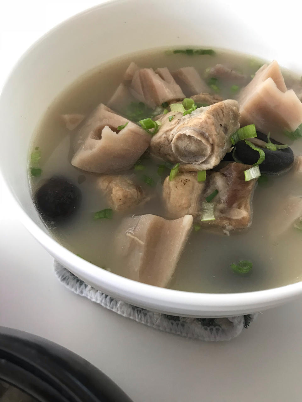 秋冬滋补——莲藕花生排骨汤（内附超香蘸料做法！）