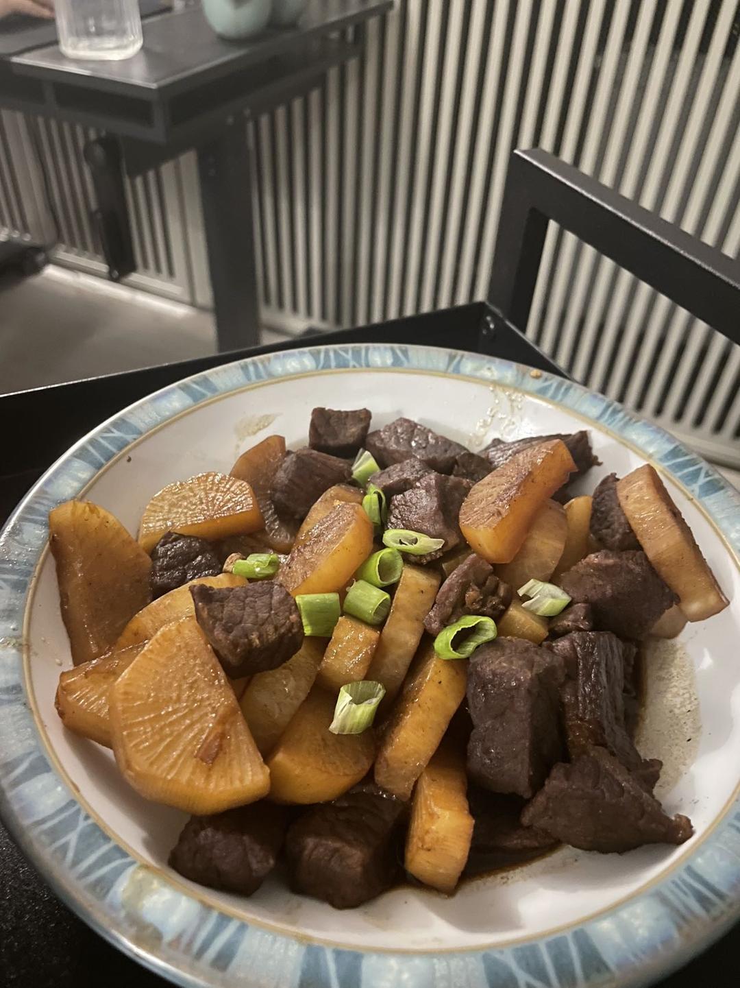 入口即化的广式萝卜牛腩煲