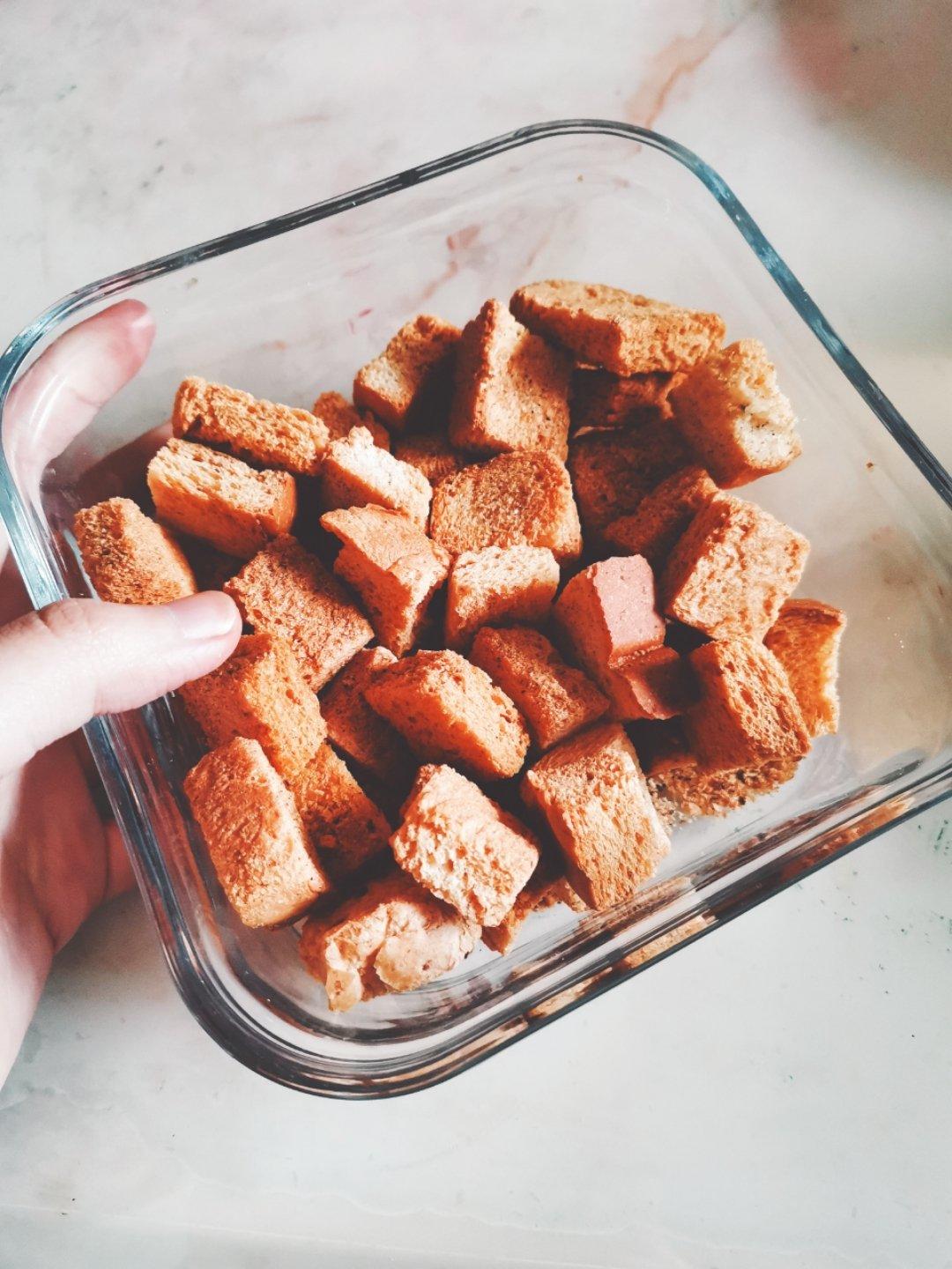 超级简单的焦糖肉桂面包粒