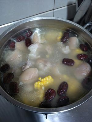 猪蹄玉米红枣牛奶汤~的做法 步骤4