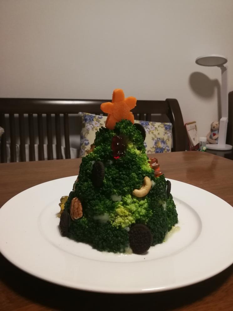 圣诞树沙拉的详细制作方法（西兰花土豆泥圣诞花环）