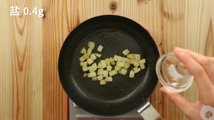【18个月以上辅食：黄油香煎土豆块】的做法 步骤7