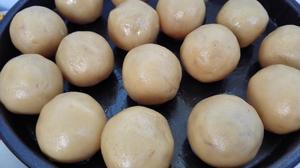 广式豆沙蛋黄月饼的做法 步骤3