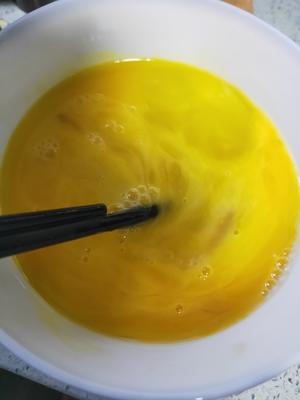西红柿炒鸡蛋（酸酸辣辣）的做法 步骤3