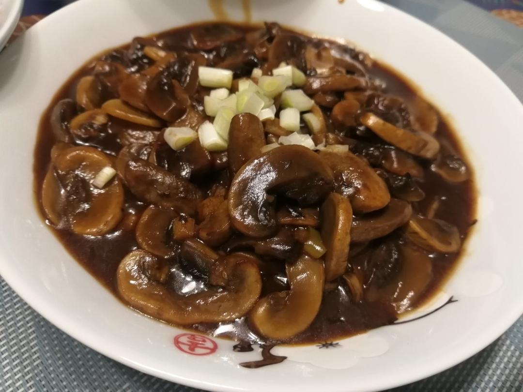 不放味精、盐，有点蒜香味的蚝油口蘑