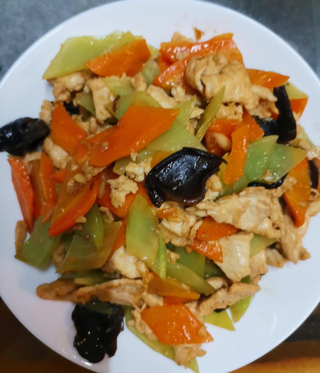 莴笋炒鸡肉片