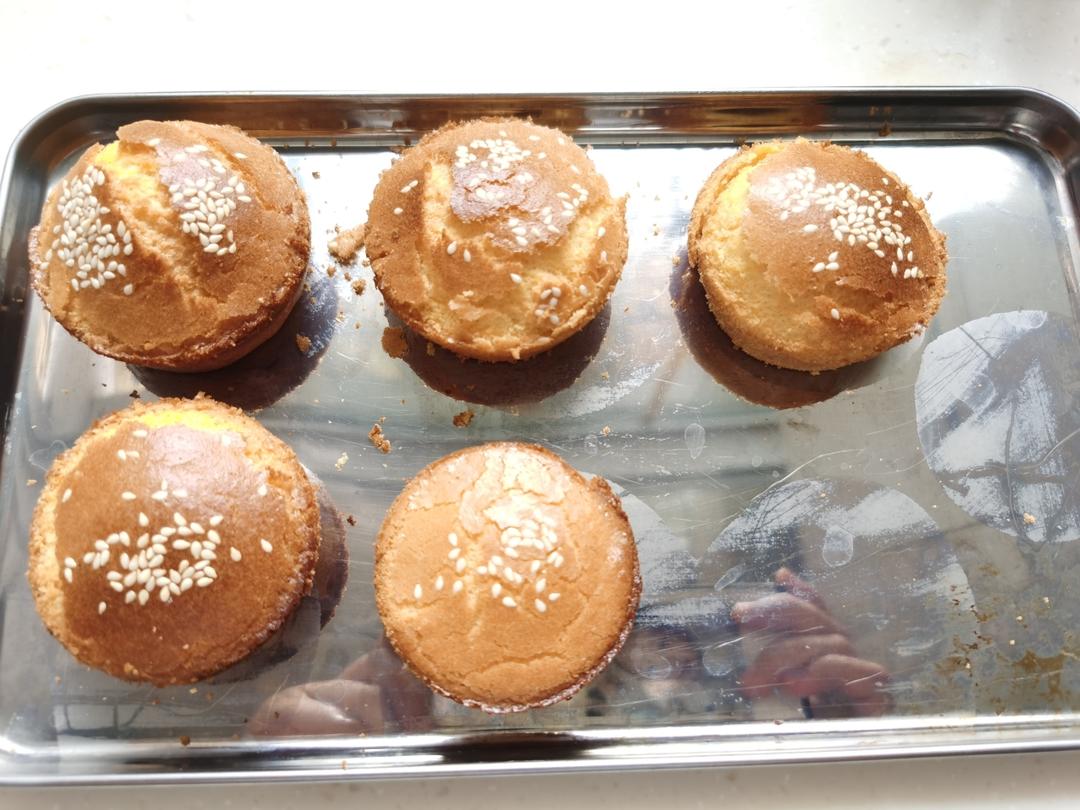 妈妈吃了一口蜂蜜老蛋糕，就让我去摆摊了...