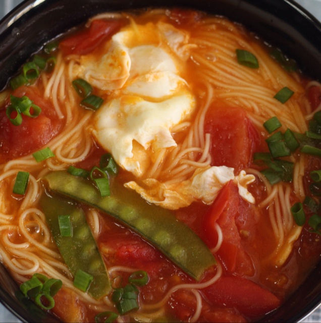 会飞的美少羊啊做的最家常的普通汤面——西红柿鸡蛋龙须面