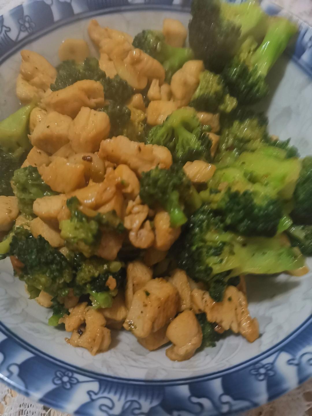 鸡胸肉炒西兰花