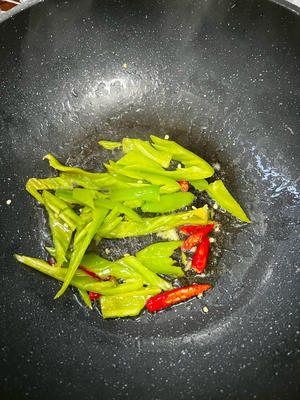 西红柿焖鱼泡、黄骨鱼的做法 步骤2