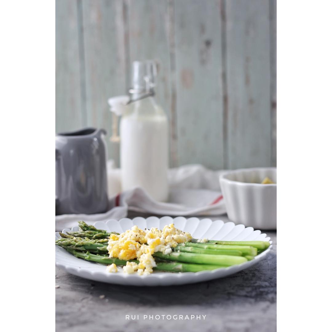 法式芦笋佐鸡蛋黄芥末汁 Asparagus Mimosa