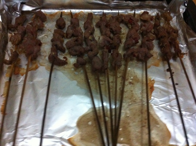 生烤羊肉串