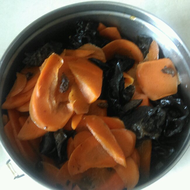 胡萝卜木耳滑鸡片