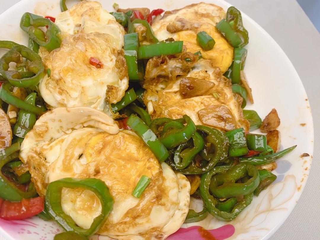 厨师长教你：“青椒炒荷包蛋”的家常做法，味道很赞先收藏起来