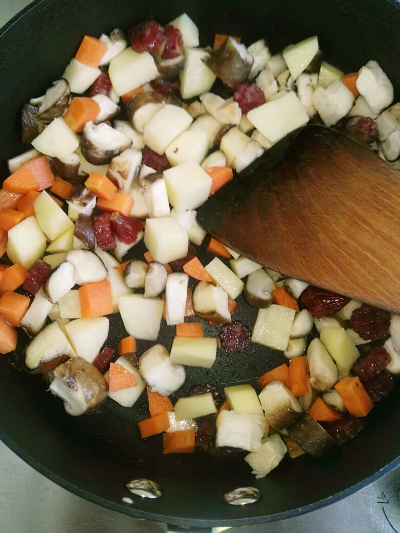 腊肠香菇土豆焖饭的做法 步骤4