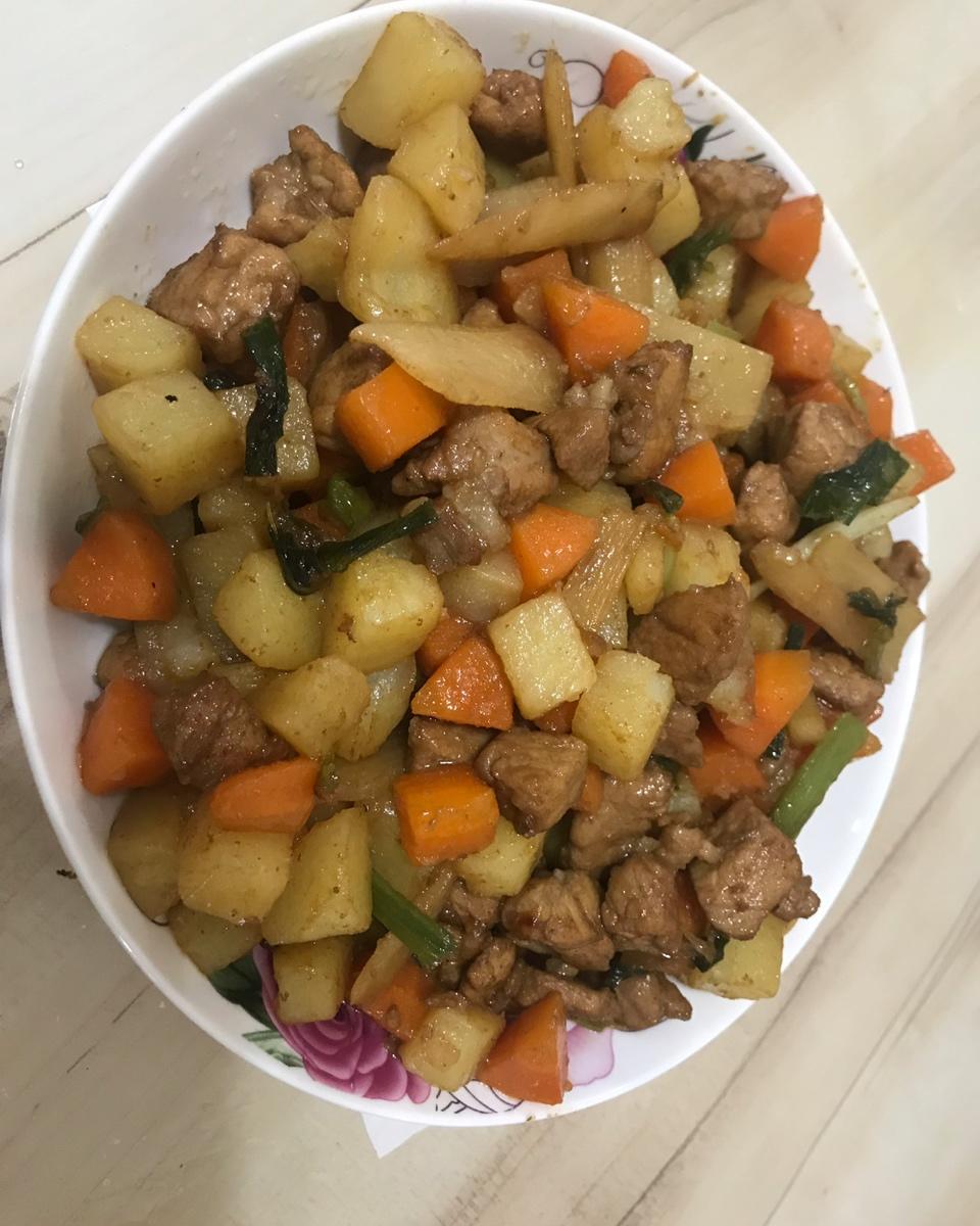 土豆胡萝卜炒肉丁