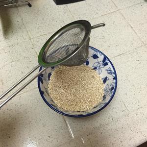 藜麦新吃法-爆藜麦花 Puffed Quinoa的做法 步骤1