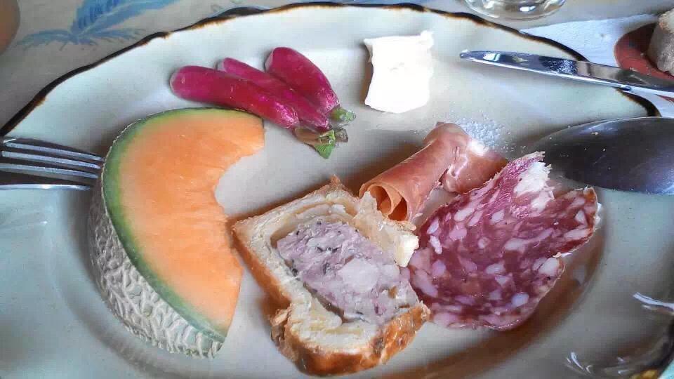 只需摆好材料去微波！惊艳全家的早餐端上桌：香肠奶酪烘蛋