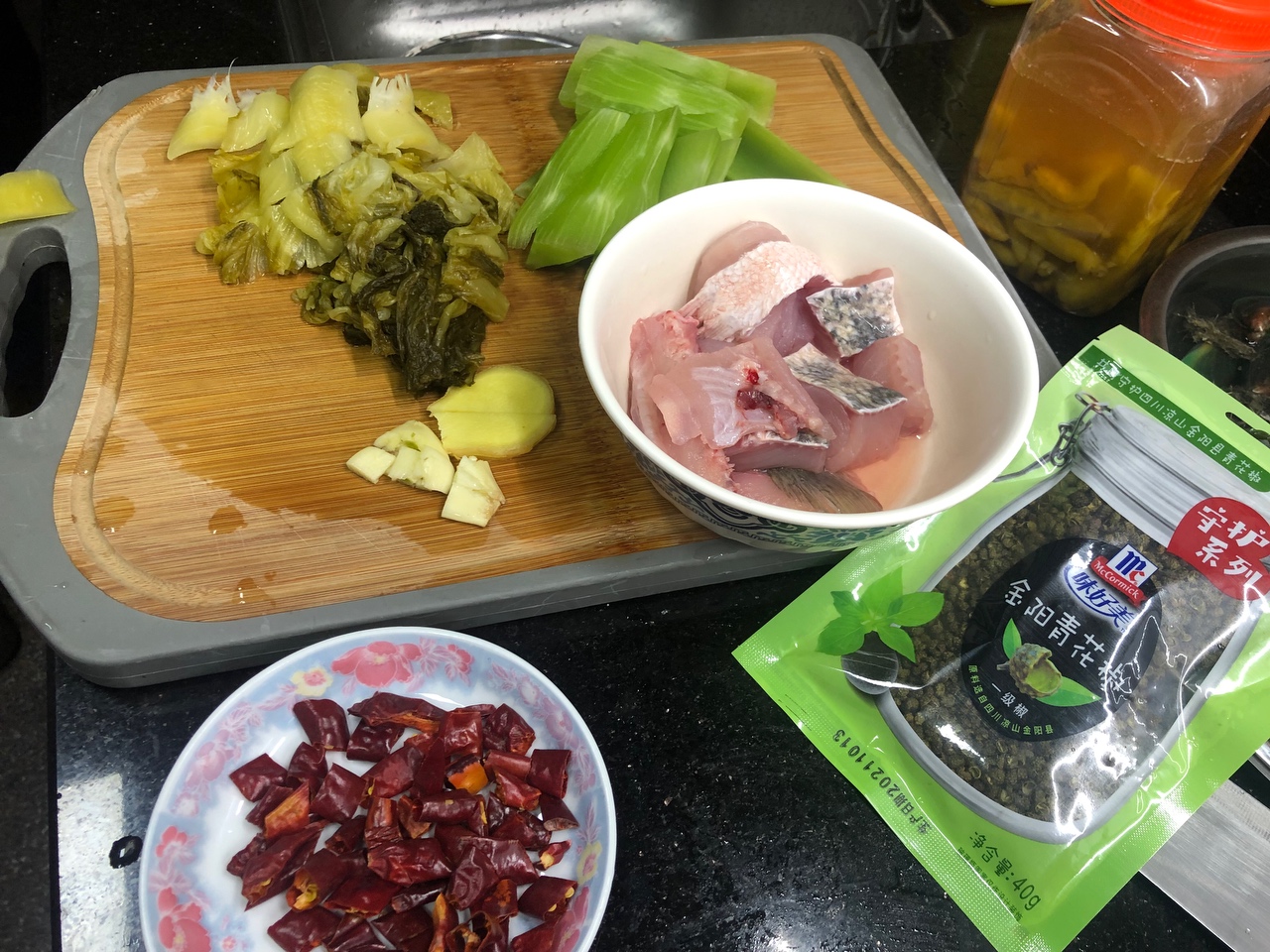 家庭聚会必做的花椒酸菜鱼的做法 步骤1