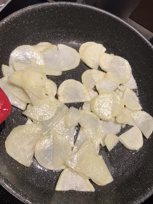 土豆炒洋葱的做法 步骤3