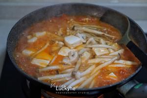 🍅番茄豆腐菌菇汤+太太乐鲜鸡汁芝麻香油的做法 步骤5