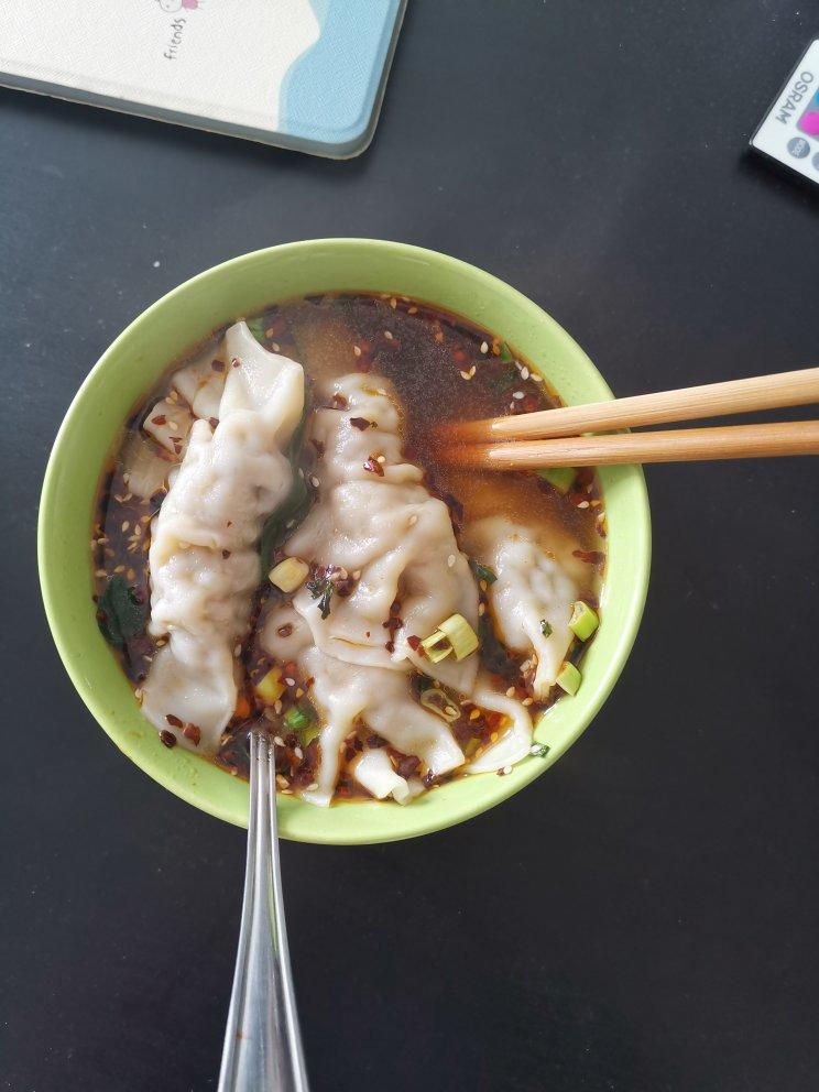 省时又便捷，没人能抗拒这碗酸汤水饺！🥟