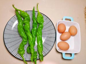 青椒炒蛋先炒青椒还是蛋？怎么做青椒才能翠绿好吃好看又减脂呢🤔的做法 步骤1