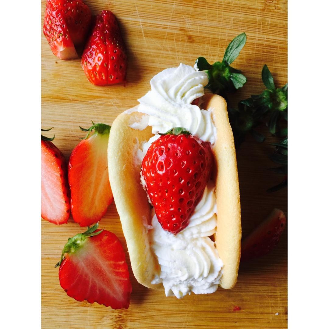 韩国最热门的甜品店Le Bread Lab的草莓蛋糕卷